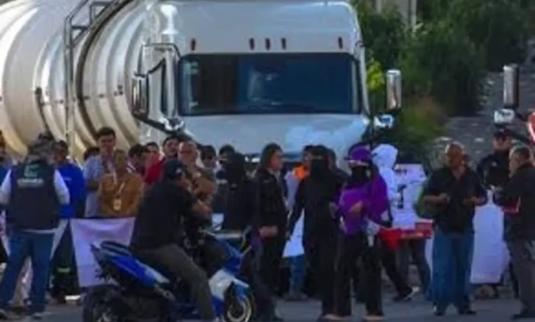 Manifestantes bloquean un camión en la carretera México-Toluca durante la protesta