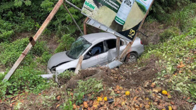 Nissan Sentra chocado contra un espectacular en la carretera federal Martínez-San Rafael