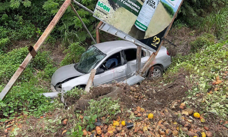 Nissan Sentra chocado contra un espectacular en la carretera federal Martínez-San Rafael