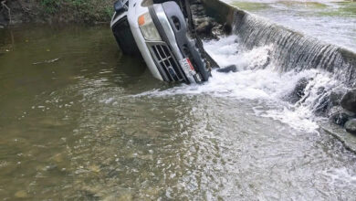 Camioneta Ford F-150 volcada en el arroyo de Chote Santa Teresa, Chicontepec