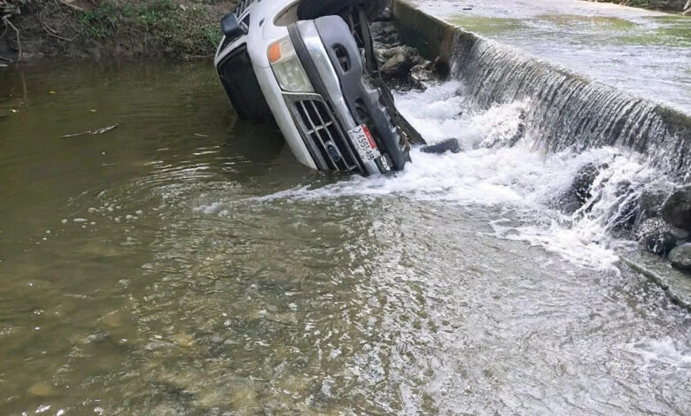 Camioneta Ford F-150 volcada en el arroyo de Chote Santa Teresa, Chicontepec
