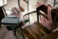 Mesa de salón de clases vacía durante el megapuente escolar