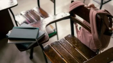 Mesa de salón de clases vacía durante el megapuente escolar