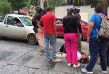Menor de edad atropellada en avenida Miguel Alemán, Xalapa, es atendida por paramédicos