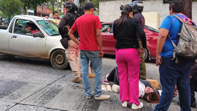 Menor de edad atropellada en avenida Miguel Alemán, Xalapa, es atendida por paramédicos