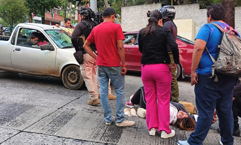Menor de edad atropellada en avenida Miguel Alemán, Xalapa, es atendida por paramédicos