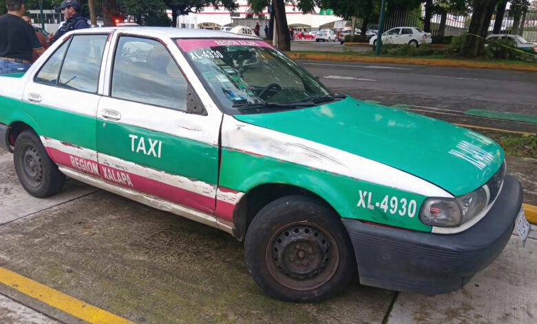 Motociclista hospitalizado tras accidente con el taxi XL-4930 en avenida Ruiz Cortines, Xalapa
