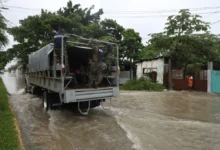Marina evacuando familias en zona inundada del sur de Veracruz