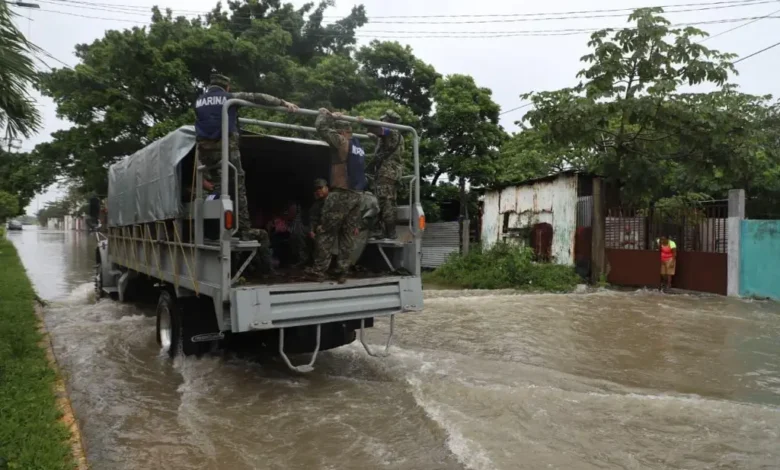 Marina evacuando familias en zona inundada del sur de Veracruz
