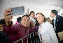 Rocío Nahle se toma una fotografía con un asistente durante un acto público