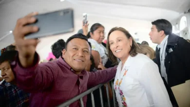 Rocío Nahle se toma una fotografía con un asistente durante un acto público