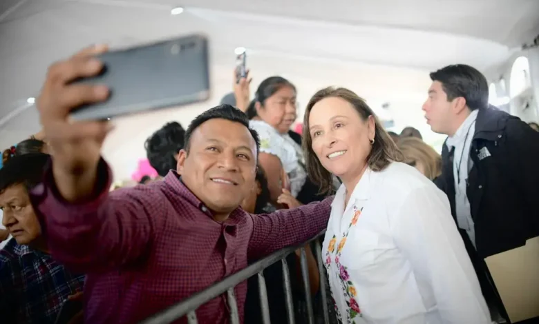 Rocío Nahle se toma una fotografía con un asistente durante un acto público
