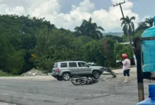 Motociclista derribado tras choque por alcance con camioneta en Naranjos