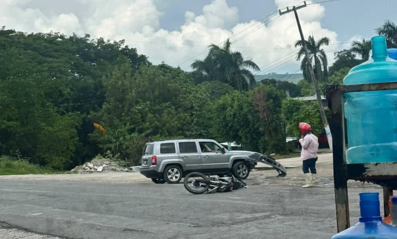Motociclista derribado tras choque por alcance con camioneta en Naranjos