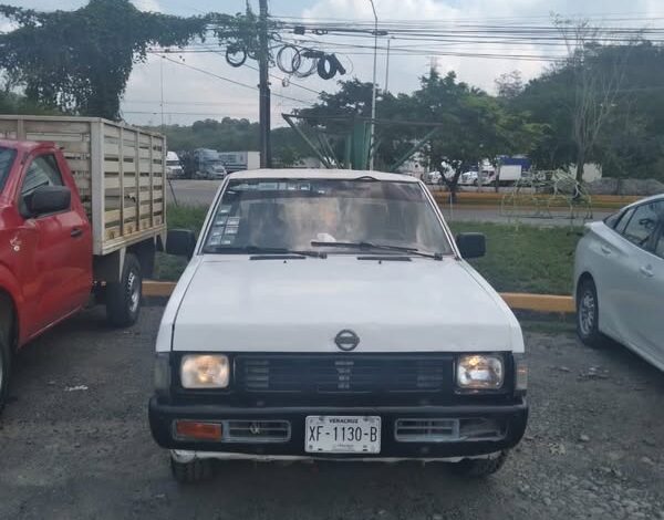 Camioneta Nissan blanca modelo 1994 robada en la colonia Obrera de Poza Rica