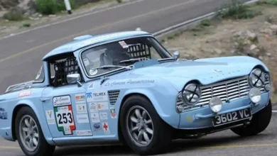 Auto clasico de la Carrera Panamericana en carretera