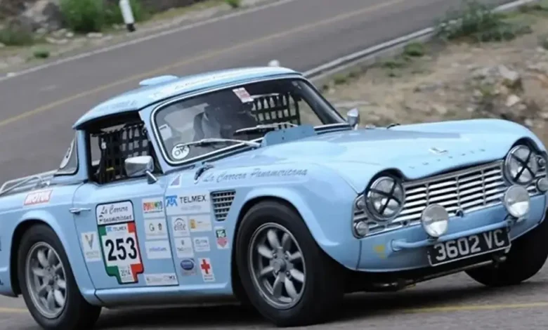Auto clasico de la Carrera Panamericana en carretera