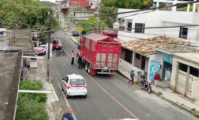 Camión en la calle 16 de Septiembre, Papantla