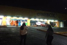 Fachada del Cinebox de Papantla de noche, con cinta amarilla de acordonamiento policial en el estacionamiento tras el ataque a la taquería Tacos Mix