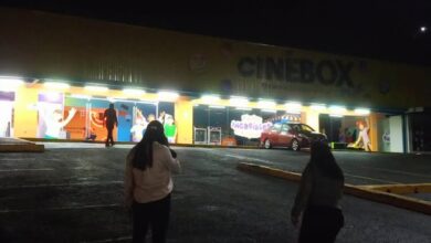Fachada del Cinebox de Papantla de noche, con cinta amarilla de acordonamiento policial en el estacionamiento tras el ataque a la taquería Tacos Mix
