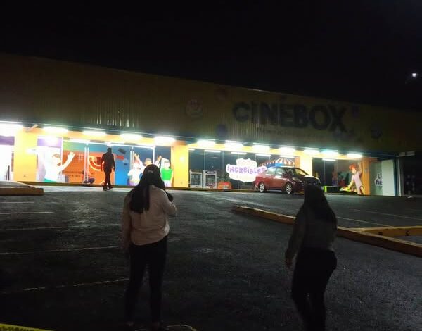 Fachada del Cinebox de Papantla de noche, con cinta amarilla de acordonamiento policial en el estacionamiento tras el ataque a la taquería Tacos Mix