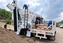 Concretera movil del CAEV cargando sacos de cemento durante el programa Bacheton en Papantla