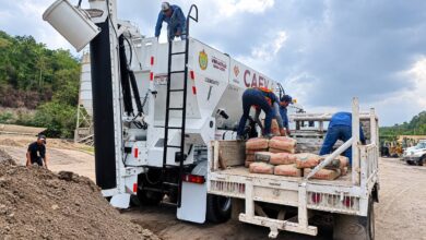 Concretera movil del CAEV cargando sacos de cemento durante el programa Bacheton en Papantla