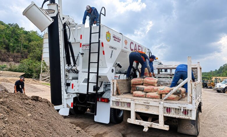 Concretera movil del CAEV cargando sacos de cemento durante el programa Bacheton en Papantla