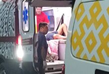 Ambulancias atienden de noche a un lesionado; personal sube al herido a la unidad