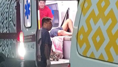 Ambulancias atienden de noche a un lesionado; personal sube al herido a la unidad