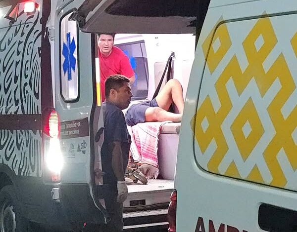 Ambulancias atienden de noche a un lesionado; personal sube al herido a la unidad
