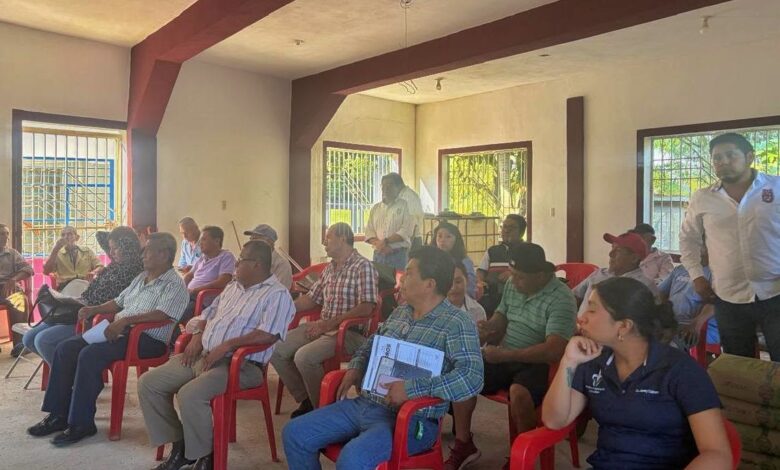 Productores y autoridades reunidos en la Agencia Municipal de Morgadal parte alta, Papantla