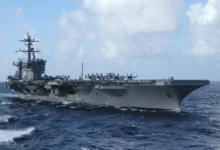 Portaaviones estadounidense navegando en alta mar