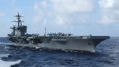 Portaaviones estadounidense navegando en alta mar