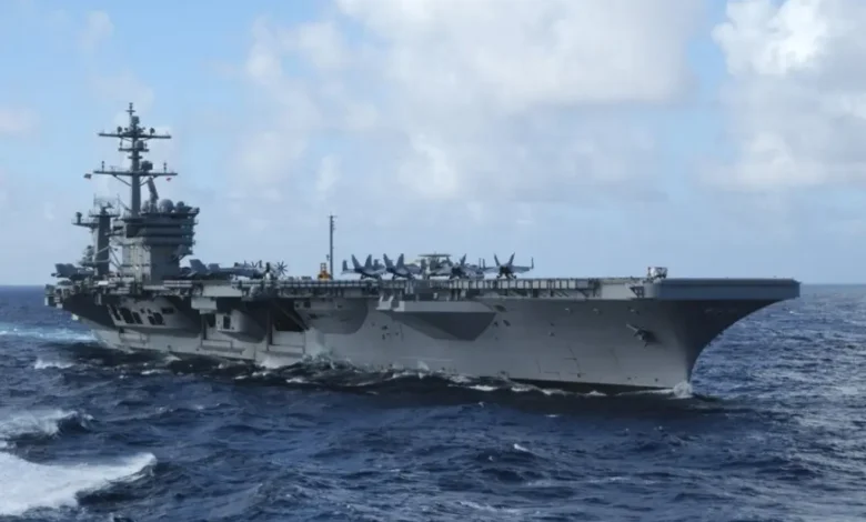 Portaaviones estadounidense navegando en alta mar