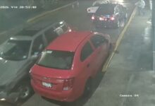 Vehículos dañados tras choque con fuga en la colonia Revolución, Poza Rica