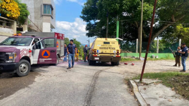 Camioneta blindada de traslado de valores y unidad de Protección Civil en la calle Tuxpan, colonia Reforma, Poza Rica