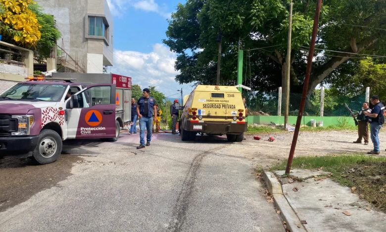 Camioneta blindada de traslado de valores y unidad de Protección Civil en la calle Tuxpan, colonia Reforma, Poza Rica