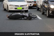 Motocicleta caída en una calle tras un accidente vial (imagen ilustrativa)
