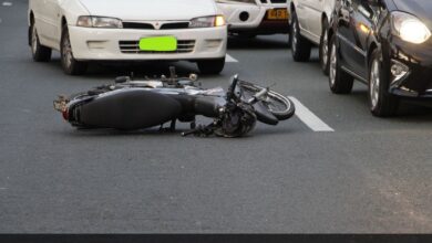 Motocicleta caída en una calle tras un accidente vial (imagen ilustrativa)
