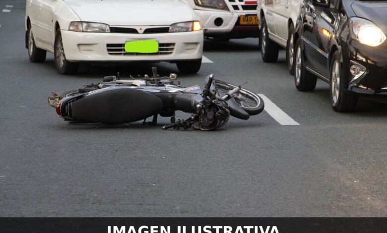 Motocicleta caída en una calle tras un accidente vial (imagen ilustrativa)
