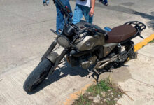 Motocicleta Vento Rocketman 300 tras chocar de frente contra una camioneta Jaecoo en la avenida Venustiano Carranza, colonia Revolución, Poza Rica