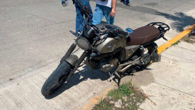 Motocicleta Vento Rocketman 300 tras chocar de frente contra una camioneta Jaecoo en la avenida Venustiano Carranza, colonia Revolución, Poza Rica