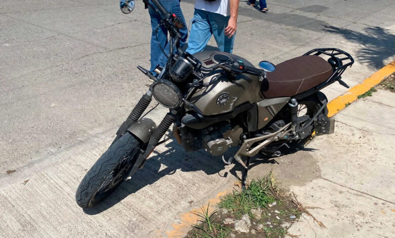 Motocicleta Vento Rocketman 300 tras chocar de frente contra una camioneta Jaecoo en la avenida Venustiano Carranza, colonia Revolución, Poza Rica