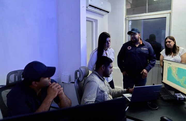 Sala de monitoreo de Protección Civil de Poza Rica durante la vigilancia del frente frío 2