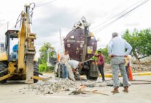 Trabajadores municipales con maquinaria en labores preventivas en calles de Poza Rica