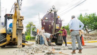 Trabajadores municipales con maquinaria en labores preventivas en calles de Poza Rica