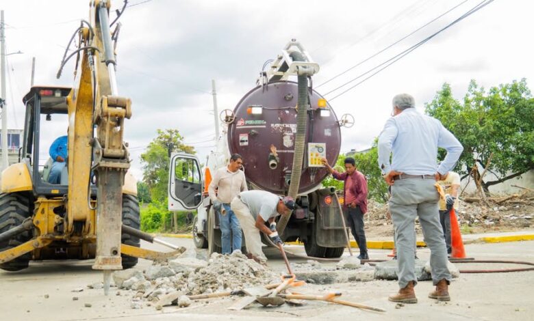 Trabajadores municipales con maquinaria en labores preventivas en calles de Poza Rica