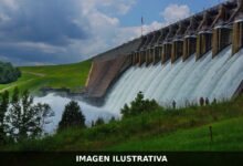 Presa con compuertas abiertas liberando agua. Imagen ilustrativa.