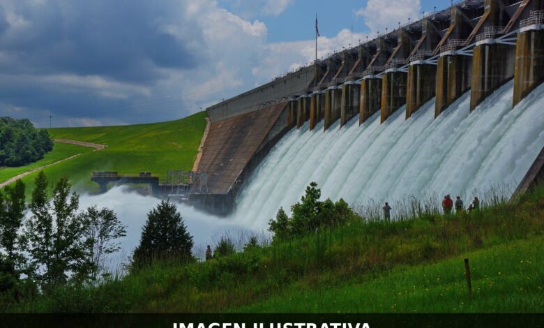 Presa con compuertas abiertas liberando agua. Imagen ilustrativa.